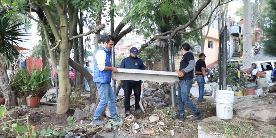 Trabajos para limpiar la vía pública.