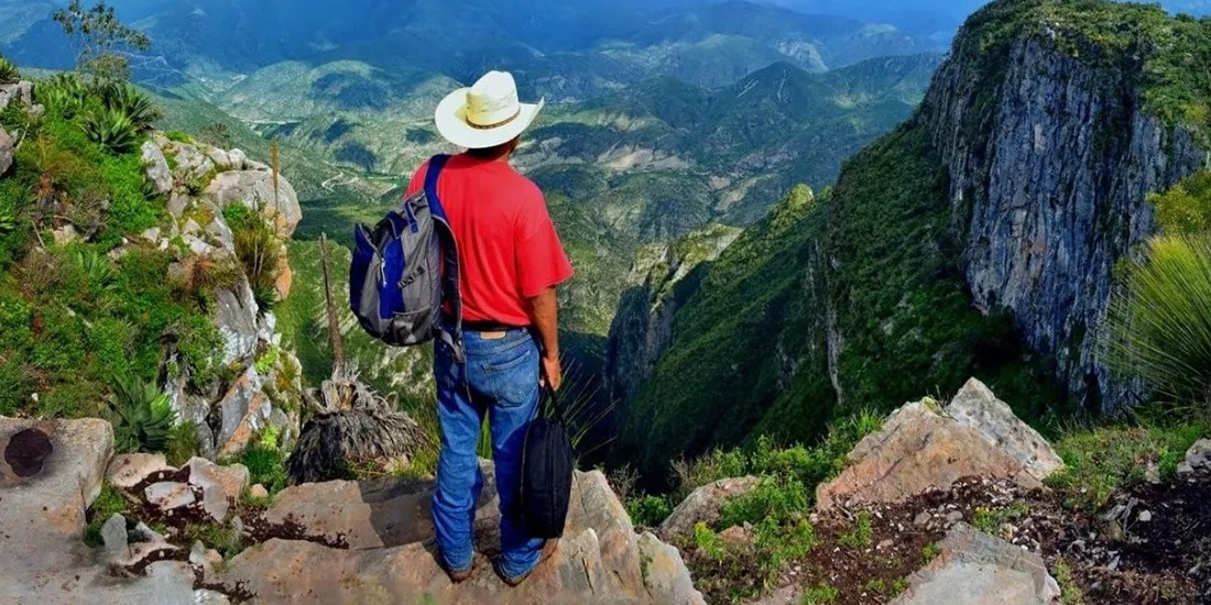 Una persona admira la Sierra Gorda de Guanajuato.