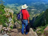 Una persona admira la Sierra Gorda de Guanajuato.