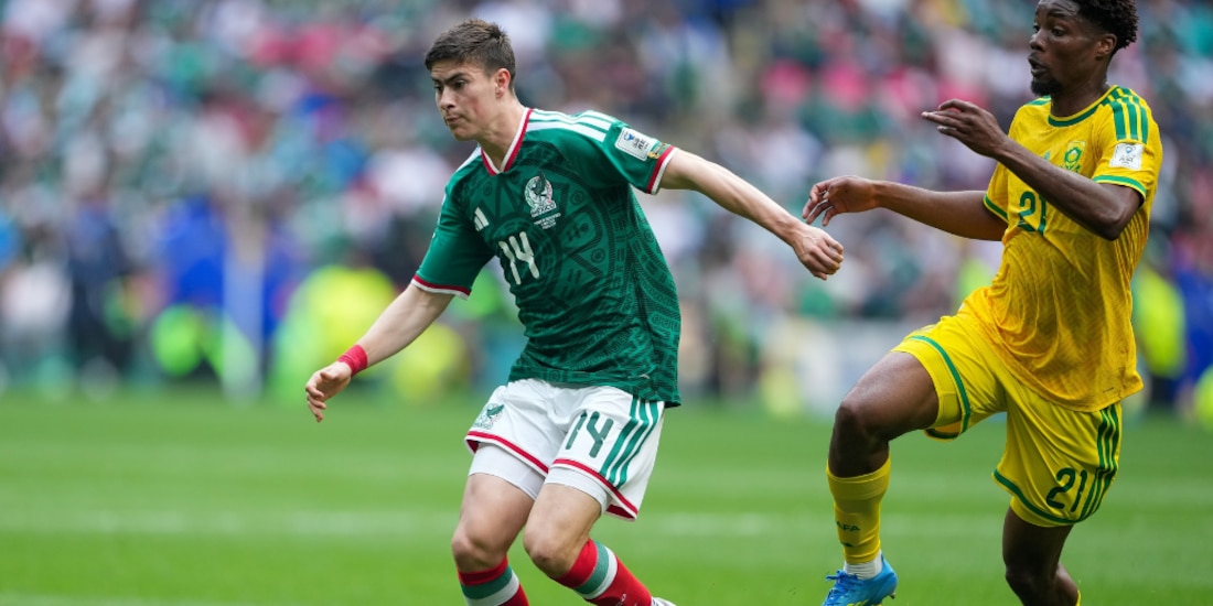 Armando González en una acción del México vs Sudáfrica.