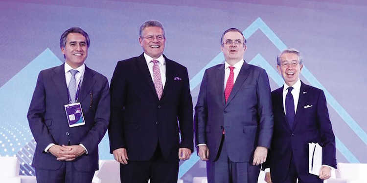 Marcelo Ebrard (c.), titular de Economía, en cumbre empresarial, ayer.
