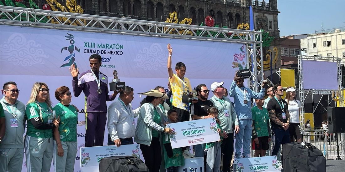 Podio con los ganadores del Maratón CDMX; en medio, el peruano Cristhian Pacheco.