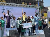 Podio con los ganadores del Maratón CDMX; en medio, el peruano Cristhian Pacheco.