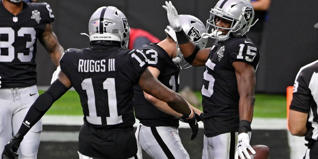 Jugadores de los Raiders festejan un touchdown ante los Colts en la Semana 14 de la NFL.