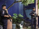 POLICÍAS MONTAN guardia en la casa de la comunicadora, el 12 de junio pasado.