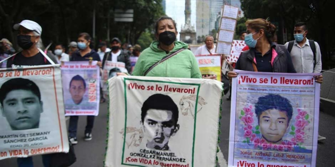 Familiares y amigos de los 43 normalistas de Ayotzinapa en una marcha en la CDMX
