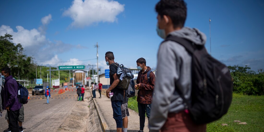 ONGs acusaron que decenas esperan respuesta de su solicitud de asilo en condiciones de hacinamiento e insalubres.