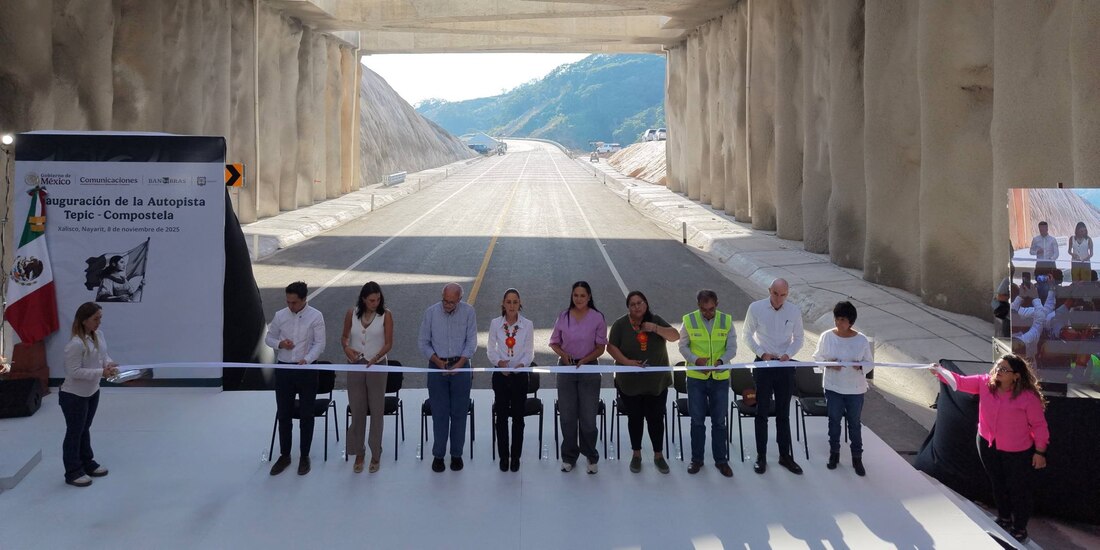 Al centro, la Presidenta Claudia Sheinbaum en la inauguración de la autopista Tepic-Compostela.