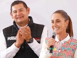 Sheinbaum reconoce iniciativa de transición energética de Puebla en producción de paneles solares.