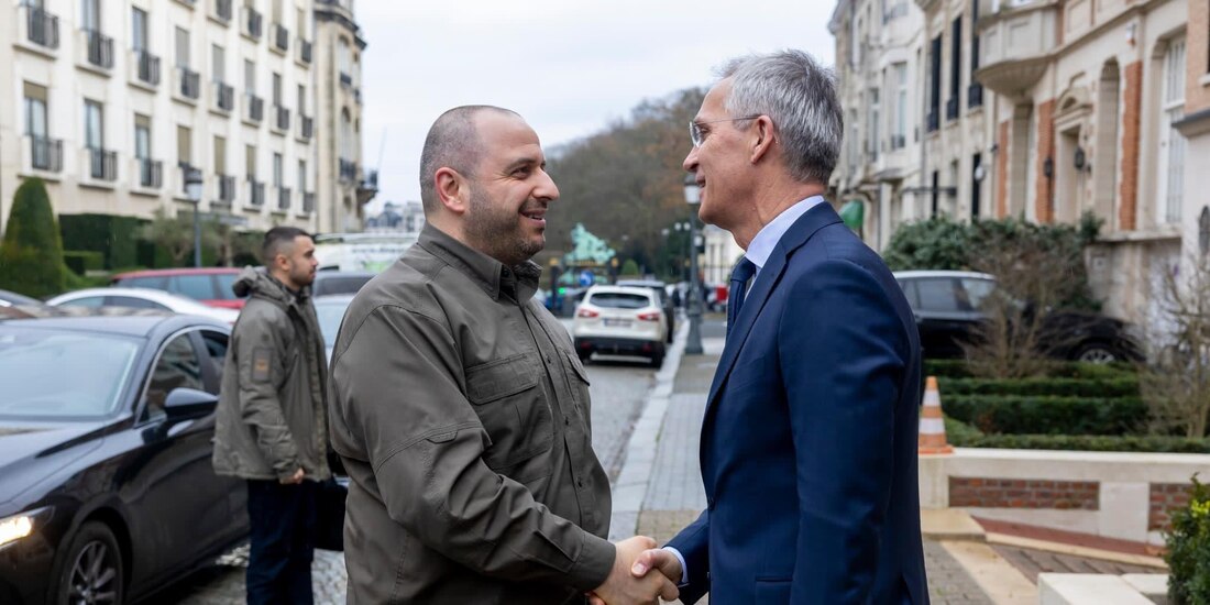 El ministro de Defensa de Ucrania (vestido de militar), Rustem Umerov, saluda al secretario de la OTAN, Jens Stoltenberg, ayer.