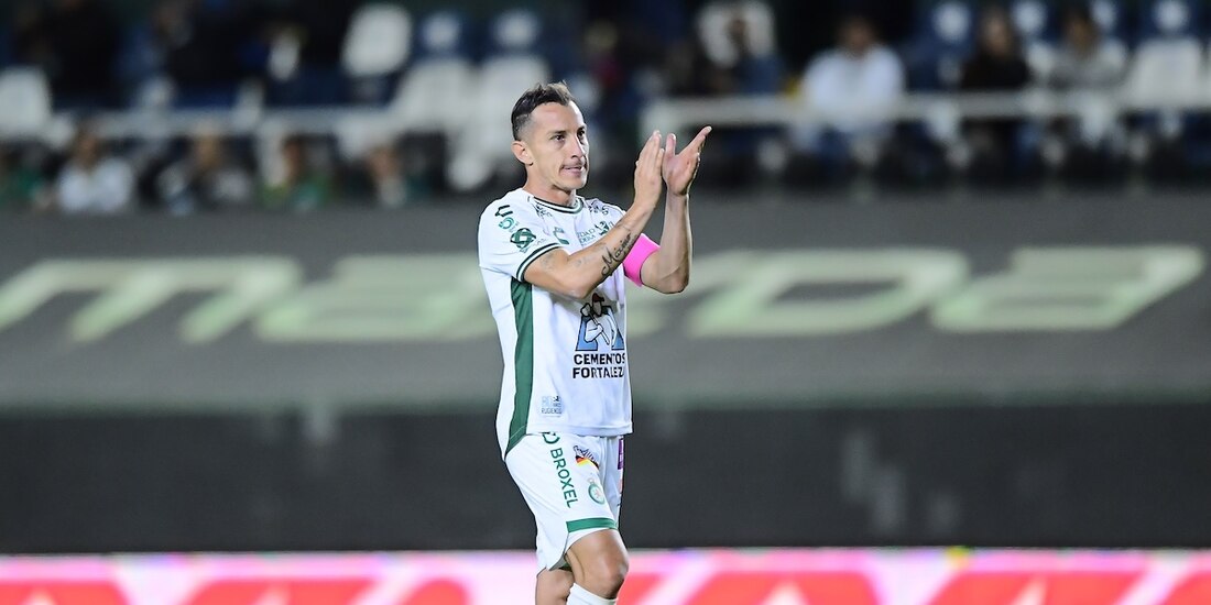 Andres Guardado en un partido con el León.
