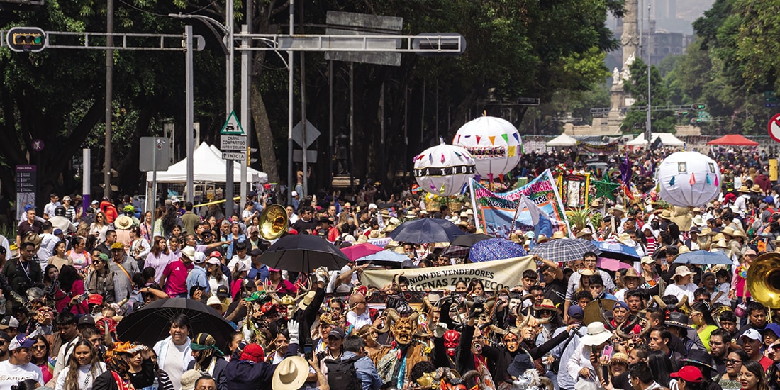 Movilización de pueblos originarios que partió del Ángel de la Independencia rumbo al Zócalo de la CDMX, ayer.