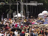 Movilización de pueblos originarios que partió del Ángel de la Independencia rumbo al Zócalo de la CDMX, ayer.