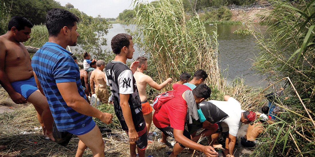 Indocumentados cruzan el Río Bravo para entregarse a la Patrulla Fronteriza el pasado 12 de mayo.