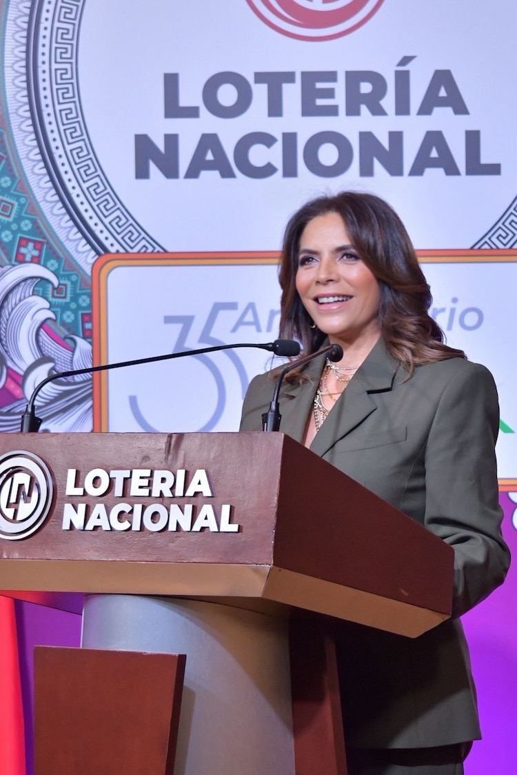 Olivia Salomón y Alfredo Harp Helú encabezan la develación del billete conmemorativo en el Teatro de Lotería Nacional.