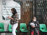 Una madre espera su turno para consulta prenatal, en junio pasado, en CDMX.