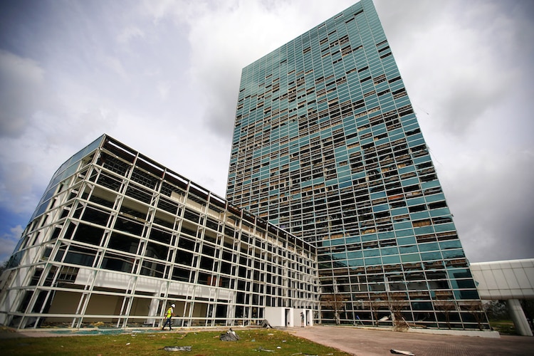 La fachada de un edificio dañada