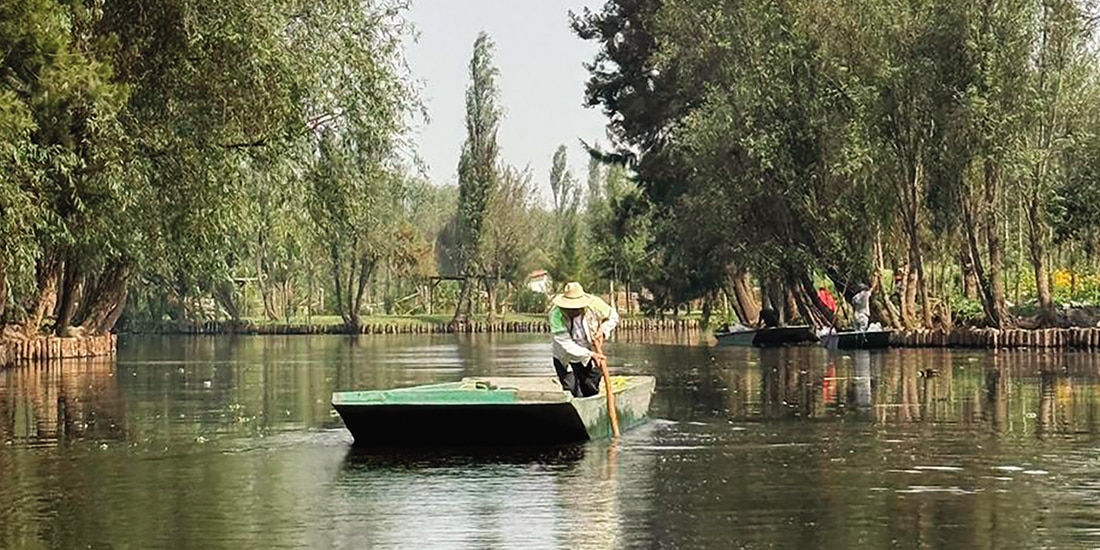 La experiencia incluye un recorrido en trajinera por los canales.