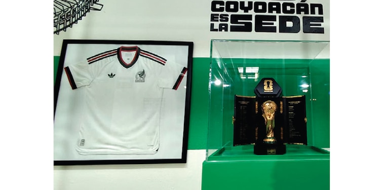 UNA RÉPLICA del trofeo de futbol es exhibida en la Casa de la Copa del Mundo