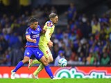 Erik Lira intenta quitarle el balón a Diego Valdés durante el clásico joven entre Cruz Azul y América.