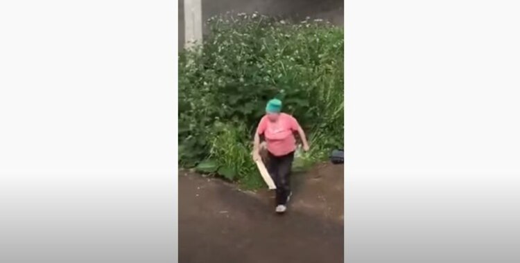 La señora se retira del lugar tras reprender a la pareja