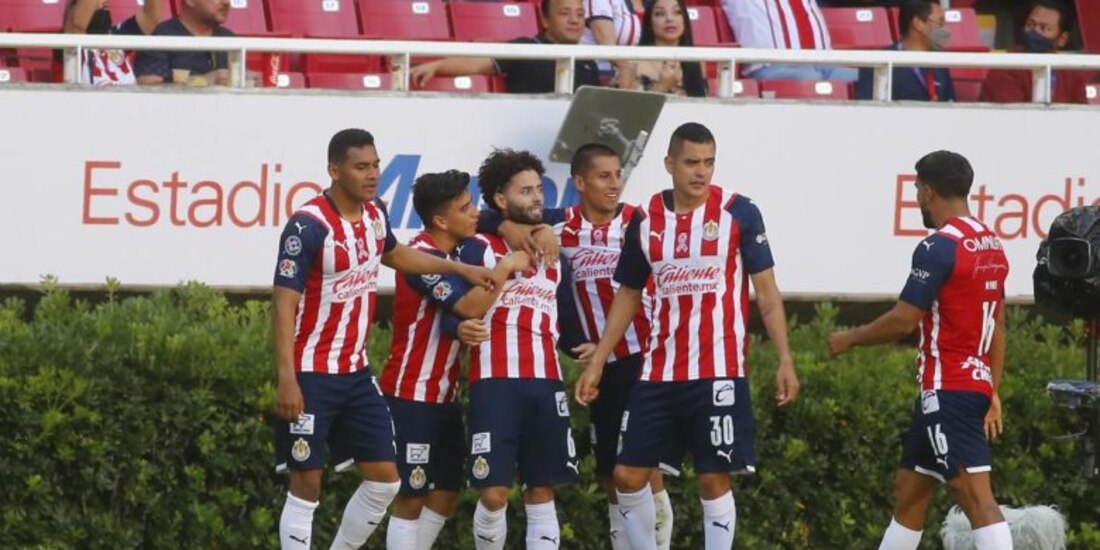 Futbolistas de Chivas celebran un gol en el pasado Torneo Grita México Apertura 2021 de la Liga MX.