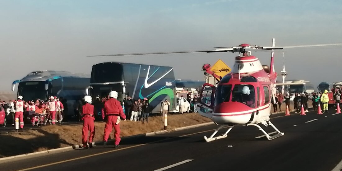 Carambola en el Libramiento Lerma-Xonacatlán deja 50 heridos y 2 muertos; una menor de 14 años tuvo que ser trasladada de emergencia vía aérea por el Grupo Relámpagos