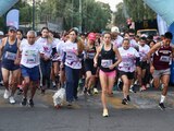 Participantes de todas las edades en la carrera anual contra el cáncer de mama.