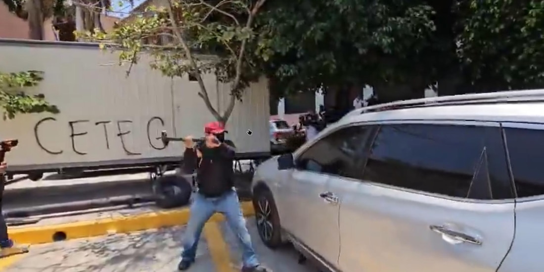 Integrantes de la CETEG irrumpen en Congreso de Guerrero y destrozan vehículos.