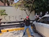 Integrantes de la CETEG irrumpen en Congreso de Guerrero y destrozan vehículos.