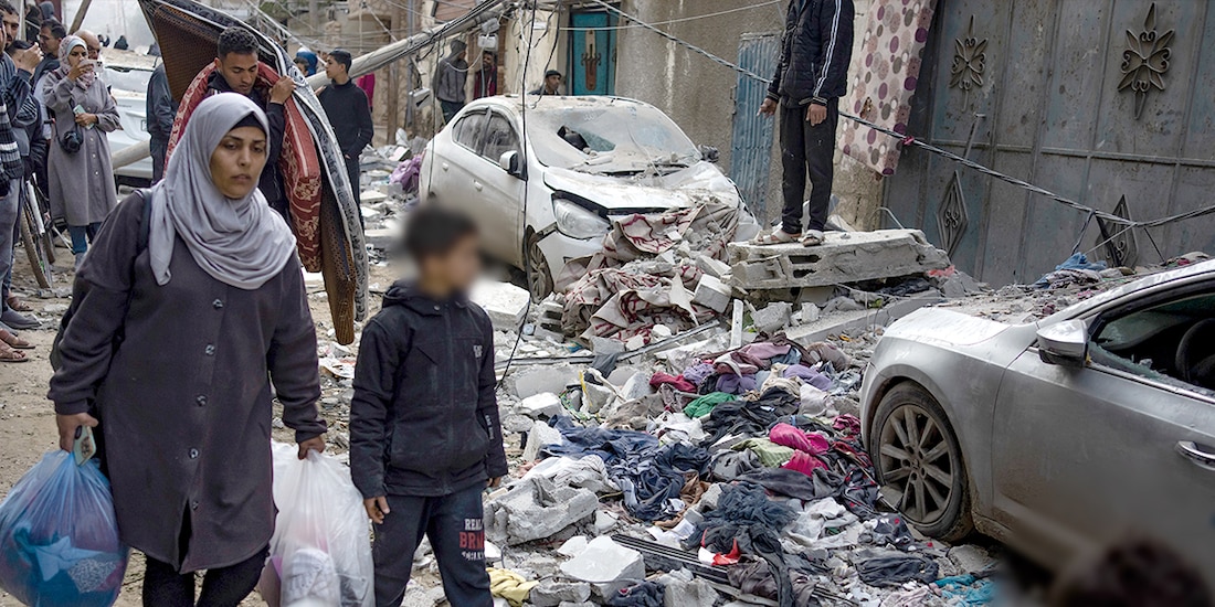 Palestinos ven la destrucción de un ataque israelí en Rafah, ayer.