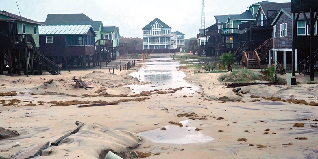 Carretera inundada en medio de una tormenta en Buxton, Carolina del Norte, ayer.