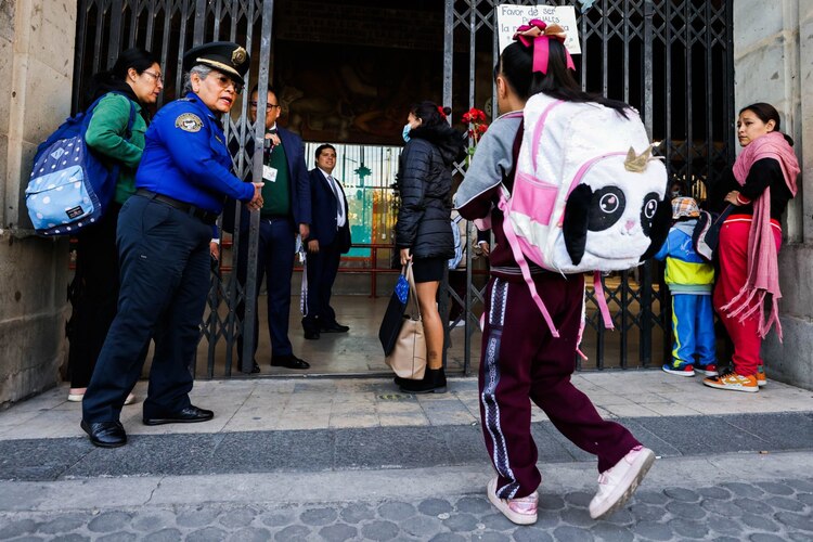 Estudiantes toman nota de qué días habrá descanso.