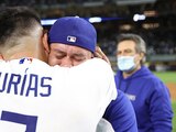Julio Urías y Víctor González se abrazan tras salir campeones.