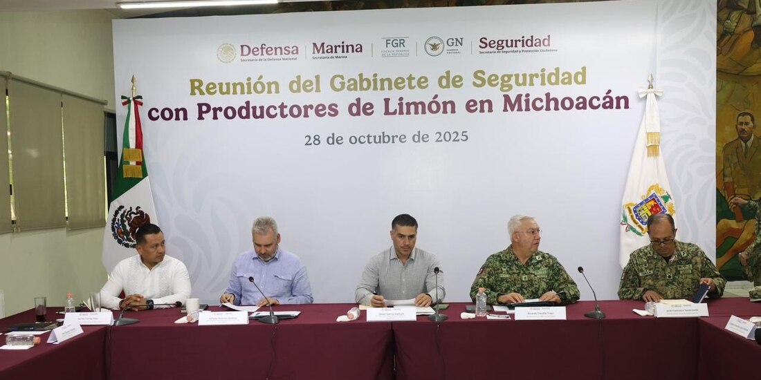 Omar García Harfuch encabezó la reunión del Gabinete de Seguridad con productores en Apatzingán.