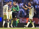 Futbolistas del América reclaman una decisión arbitral durante el juego contra el Puebla, en la Fecha 1 del Clausura 2022, el pasado 7 de enero.
