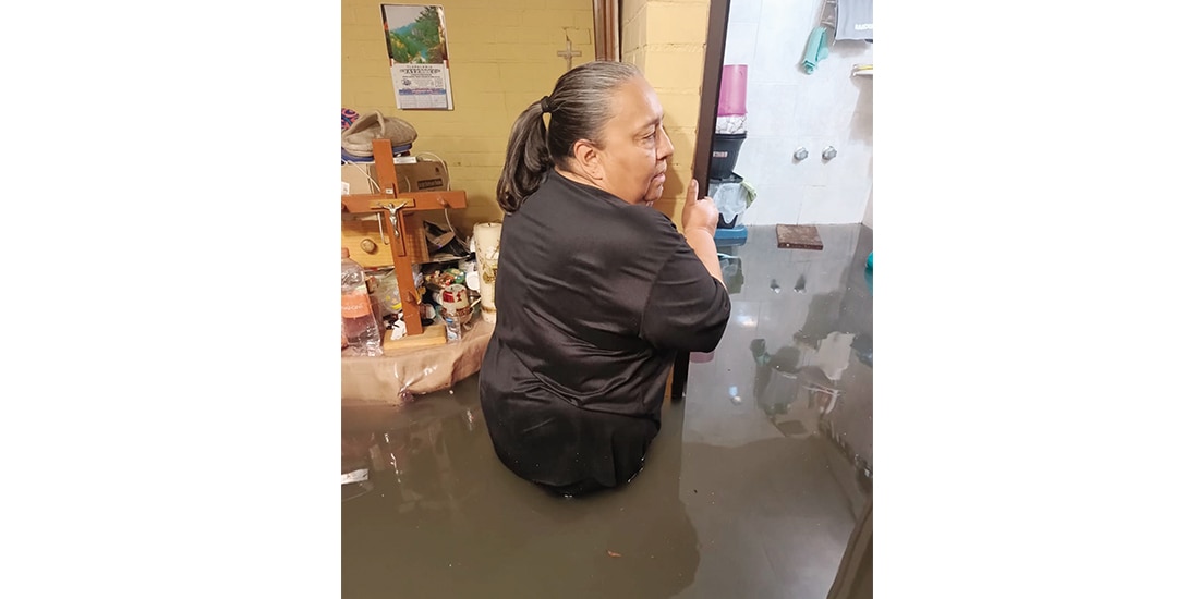Liliana, el pasado 27 de septiembre, camina en su casa inundada.