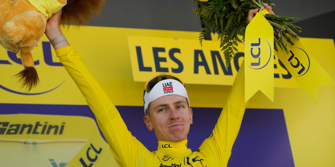 El esloveno Tadej Pogacar porta el maillot amarillo de líder de la general en el Tour de France.