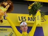 El esloveno Tadej Pogacar porta el maillot amarillo de líder de la general en el Tour de France.
