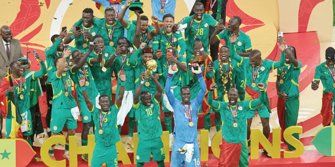 Los futbolistas de Senegal celebran con su título conseguido, ayer.
