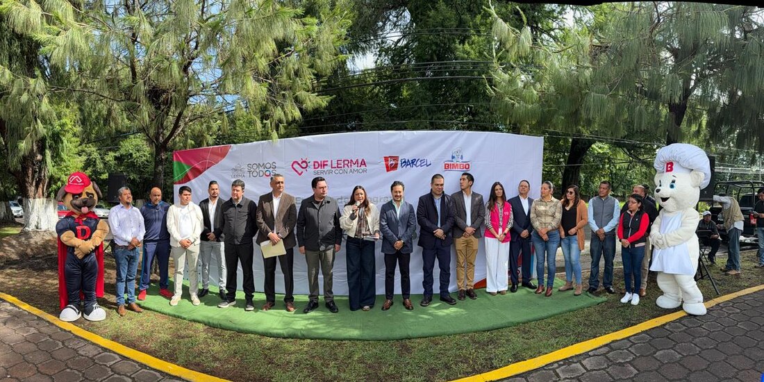 Personal de Bimbo y del gobierno de Lerma, ayer, en el evento