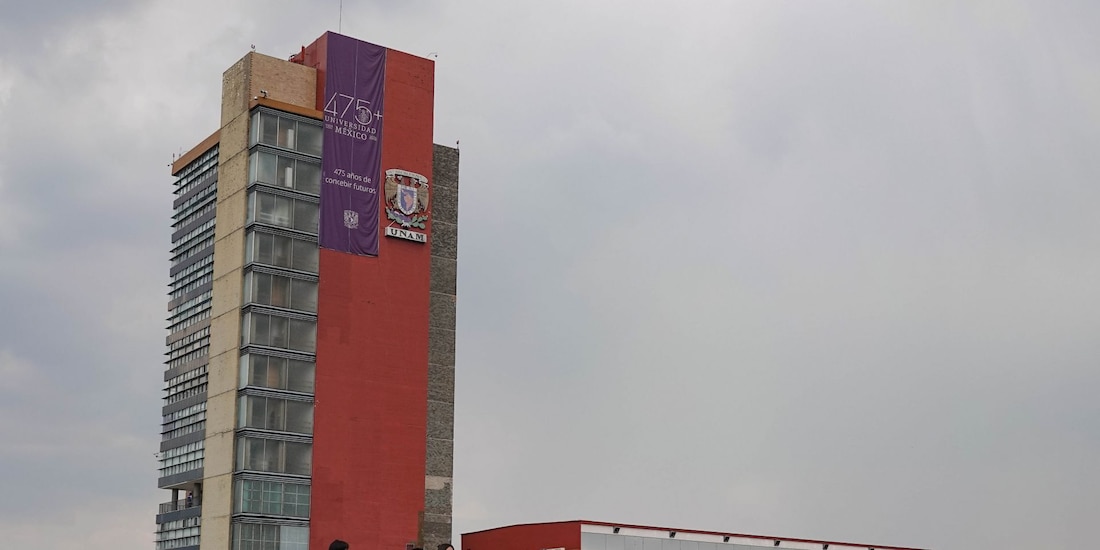 Aspectos de la Torre de Rectoría de la UNAM, en Ciudad Universitaria.