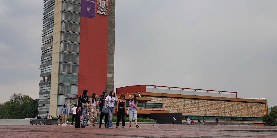 Aspectos de la Torre de Rectoría de la UNAM, en Ciudad Universitaria.
