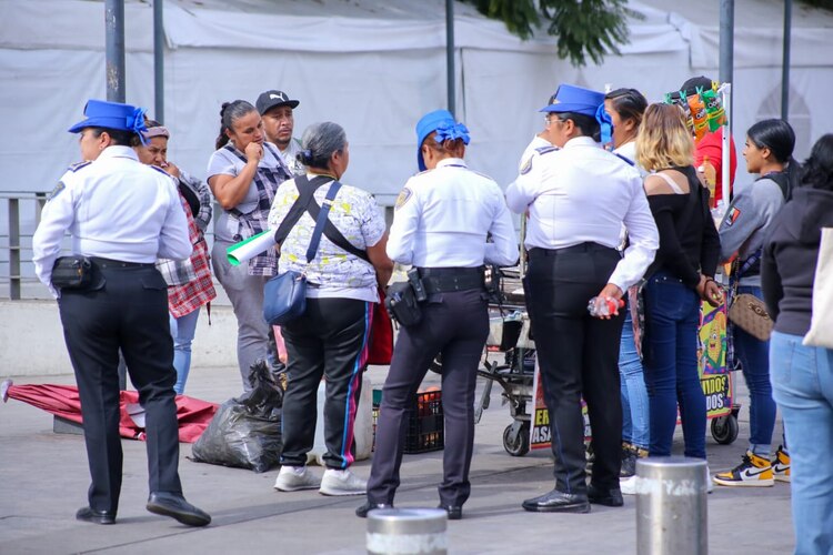 Ambulantes abarrotan la Alameda Central pese a operativo de seguridad, ayer.