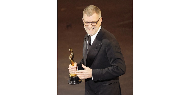 Paul Thomas Anderson con su galardón a Mejor Director.