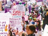 Miles de mujeres protestan en contra de la violencia de género y familiar, en 2022.