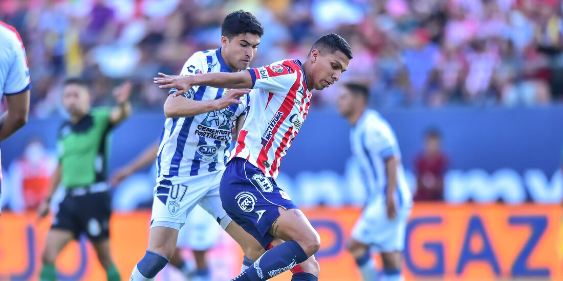 Nicolás Ibáñez, del Pachuca, y Luis León, del Atlético de San Luis durante el duelo entre ambas escuadras en la cancha del Alfonso Lastras.