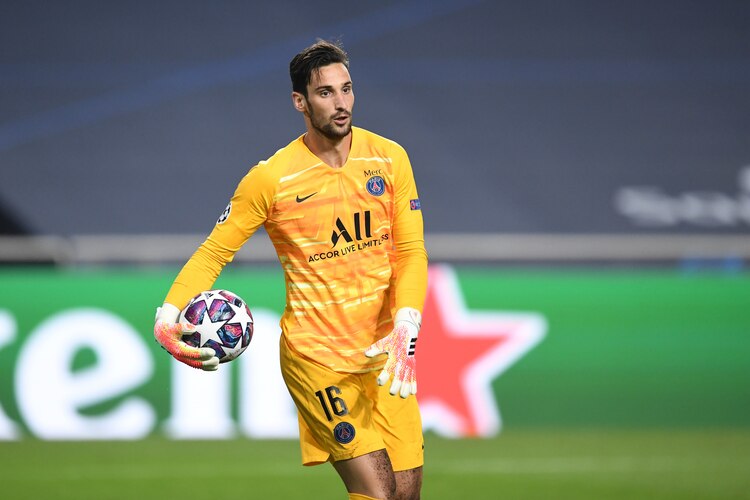 El arquero Sergio Rico del Paris Saint-Germain durante el partido contra Leipzig.