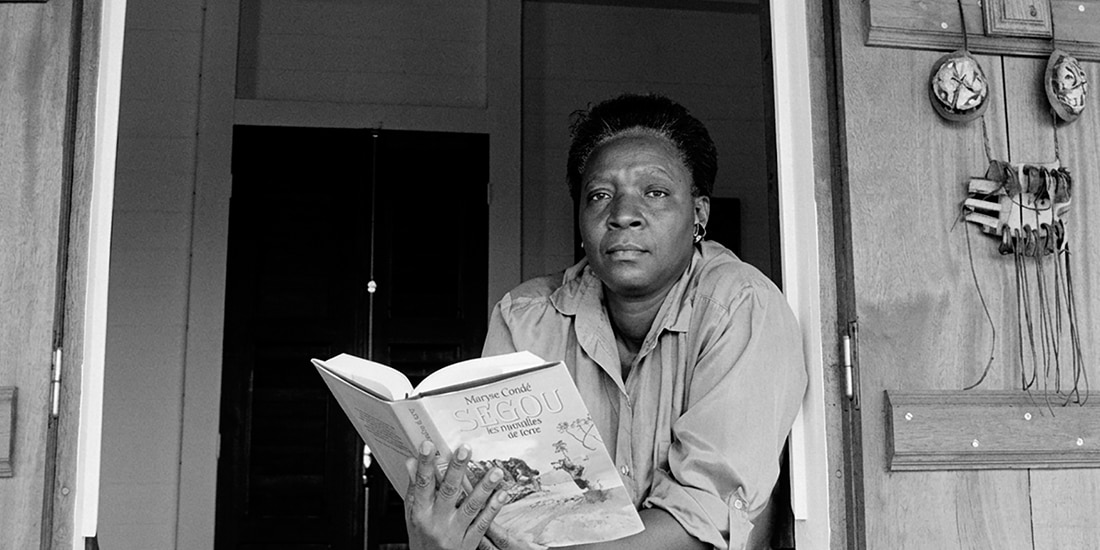 Maryse Condé sostiene un ejemplar de Ségou: Les murailles de terre, la novela que la consagró internacionalmente.
