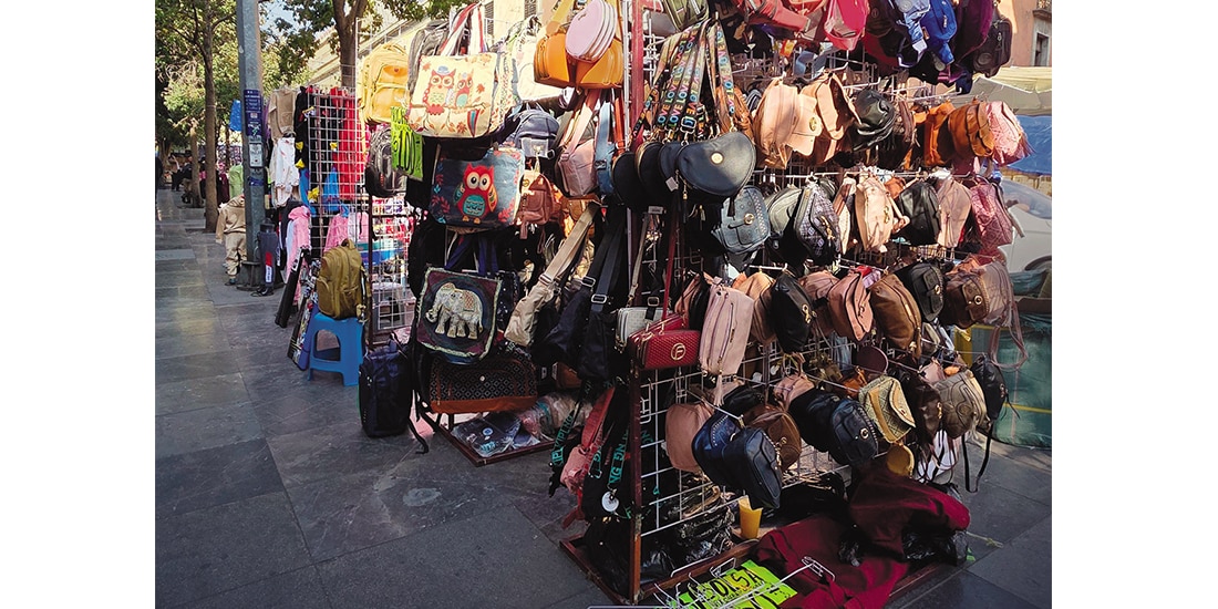 Puestos informales en calles de la Ciudad de México, en foto de archivo